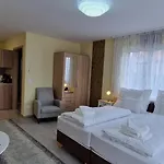 Πανσιόν Anton Apartmanhaz 3*