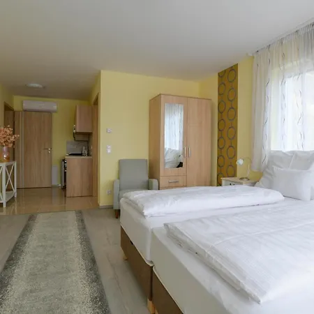 Pensión Anton Apartmanhaz 3*