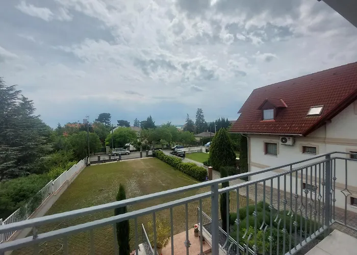 Guest house Anton Apartmanhaz 3*